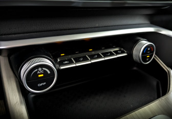 Подержанный автомобиль Geely Coolray 2023 года (25 фото)