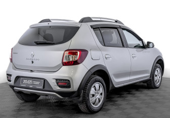 Подержанный автомобиль Renault Sandero 2018 года (5 фото)