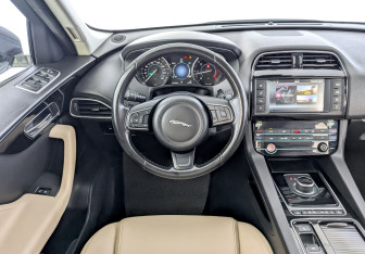 Подержанный автомобиль Jaguar F-Pace 2018 года (21 фото)