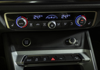 Подержанный автомобиль Audi Q3 2021 года (17 фото)