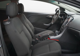 Подержанный автомобиль Opel Astra Hatchback 2012 года (9 фото)
