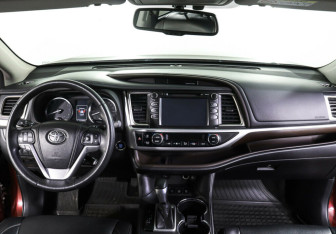 Подержанный автомобиль Toyota Highlander 2014 года (7 фото)