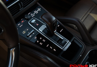 Подержанный автомобиль Porsche Cayenne 2018 года (14 фото)