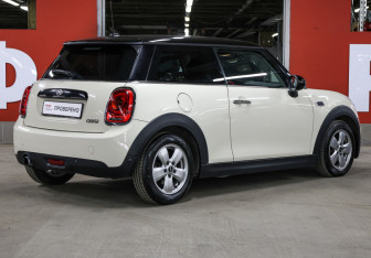 Подержанный автомобиль MINI Hatch 2016 года (5 фото)