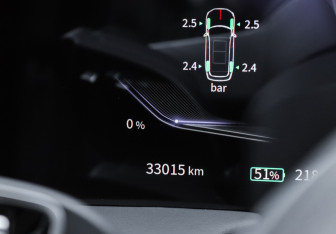 Подержанный автомобиль Hongqi E-HS9 2021 года (8 фото)