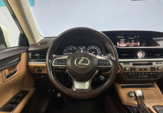 Подержанный автомобиль Lexus ES 2016 года (18 фото)