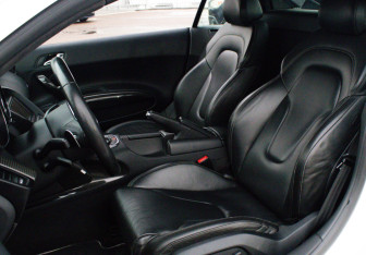 Подержанный автомобиль Audi R8 Coupe 2011 года (11 фото)