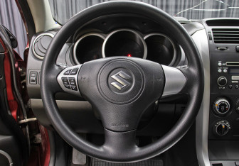 Подержанный автомобиль Suzuki Grand Vitara 2005 года (17 фото)
