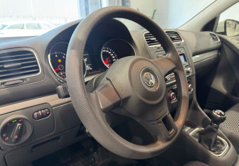 Подержанный автомобиль Volkswagen Golf Hatchback 2010 года (13 фото)