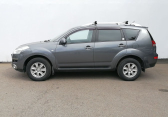 Подержанный автомобиль Citroen C-Crosser 2012 года (8 фото)