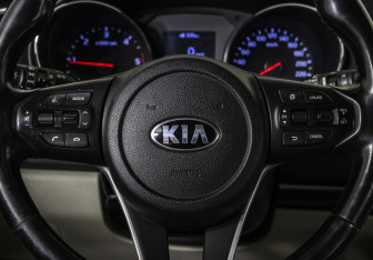 Подержанный автомобиль Kia Carnival 2018 года (11 фото)