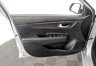 Подержанный автомобиль Kia Rio Sedan 2018 года (19 фото)