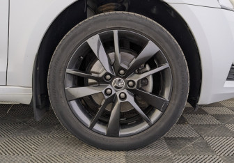 Подержанный автомобиль Skoda Octavia Liftback 2019 года (12 фото)