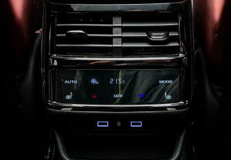 Подержанный автомобиль Geely Monjaro 2023 года (18 фото)