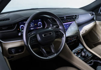 Подержанный автомобиль Jeep Grand Cherokee 2023 года (17 фото)