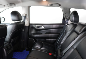 Подержанный автомобиль Nissan Pathfinder 2016 года (10 фото)
