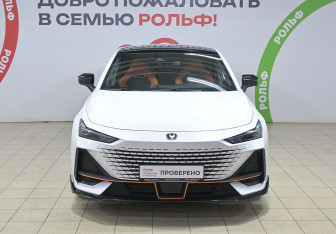 Подержанный автомобиль Changan UNI-V 2023 года (2 фото)