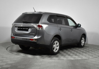 Подержанный автомобиль Mitsubishi Outlander 2013 года (3 фото)