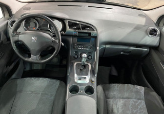 Подержанный автомобиль Peugeot 3008 2010 года (11 фото)