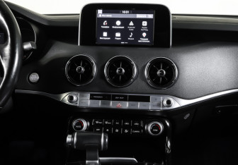 Подержанный автомобиль Kia Stinger 2018 года (14 фото)