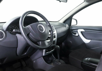Подержанный автомобиль Renault Sandero 2013 года (9 фото)