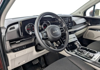 Подержанный автомобиль Kia Carnival 2022 года (17 фото)