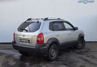 Подержанный автомобиль Hyundai Tucson 2006 года (8 фото)