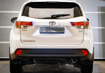 Подержанный автомобиль Toyota Highlander 2014 года (5 фото)