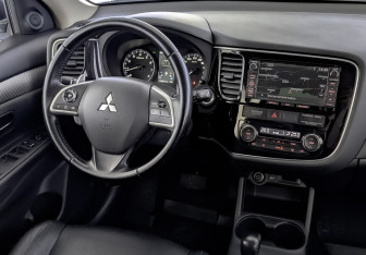 Подержанный автомобиль Mitsubishi Outlander 2014 года (29 фото)