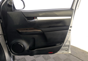 Подержанный автомобиль Toyota Hilux 2022 года (25 фото)