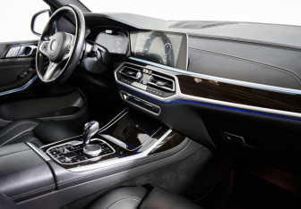 Подержанный автомобиль BMW X7 2021 года (9 фото)