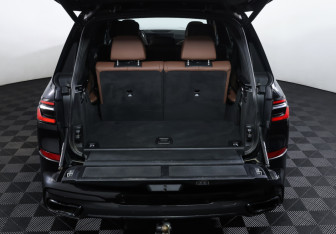 Подержанный автомобиль BMW X7 2023 года (9 фото)