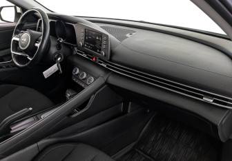 Подержанный автомобиль Hyundai Elantra Sedan 2021 года (13 фото)