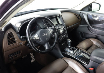 Подержанный автомобиль Infiniti FX 2010 года (9 фото)