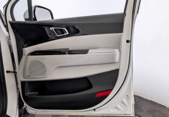 Подержанный автомобиль Kia Carnival 2022 года (25 фото)