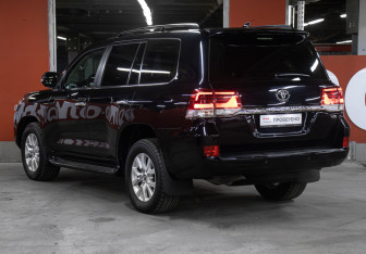 Подержанный автомобиль Toyota Land Cruiser Suv 2021 года (7 фото)