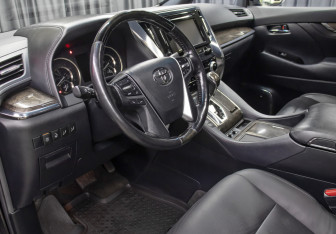 Подержанный автомобиль Toyota Alphard 2019 года (16 фото)