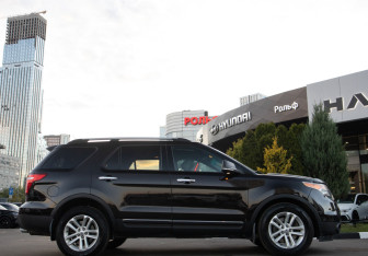 Подержанный автомобиль Ford Explorer 2013 года (3 фото)