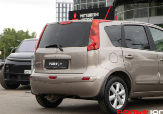 Подержанный автомобиль Nissan Note 2008 года (18 фото)