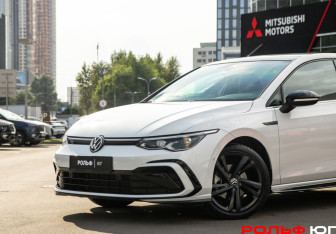 Подержанный автомобиль Volkswagen Golf Hatchback 2020 года (18 фото)