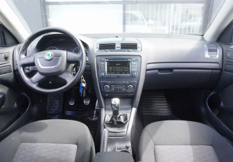 Подержанный автомобиль Skoda Octavia Liftback 2010 года (12 фото)
