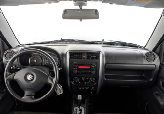 Подержанный автомобиль Suzuki Jimny 2011 года (14 фото)