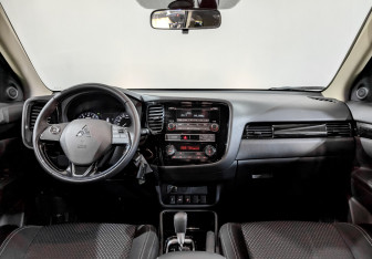 Подержанный автомобиль Mitsubishi Outlander 2020 года (14 фото)