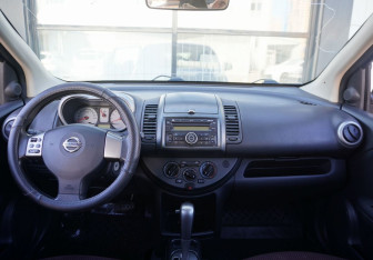 Подержанный автомобиль Nissan Note 2008 года (12 фото)