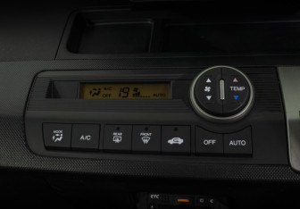 Подержанный автомобиль Honda Freed 2011 года (16 фото)