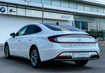 Подержанный автомобиль Hyundai Sonata 2022 года (7 фото)