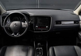 Подержанный автомобиль Mitsubishi Outlander 2021 года (9 фото)