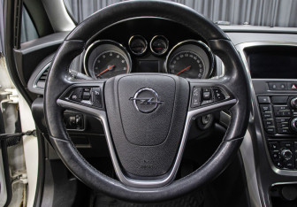 Подержанный автомобиль Opel Astra Hatchback 2011 года (17 фото)