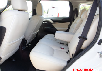 Подержанный автомобиль Mitsubishi Pajero Sport 2019 года (8 фото)