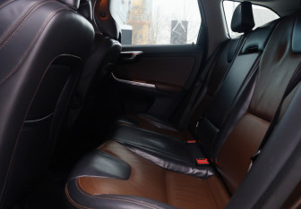 Подержанный автомобиль Volvo XC60 2013 года (10 фото)